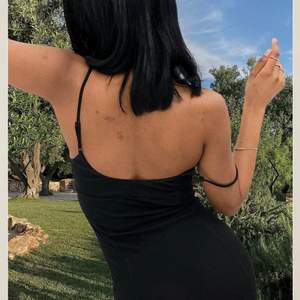 Säljer denna långa svarta klänningen från Nakd. Den är helt slutsåld och liknar skims klänningen. Aldrig använd, prislapparna kvar. Storlek xs, den är stretchig och sitter som en smäck! 