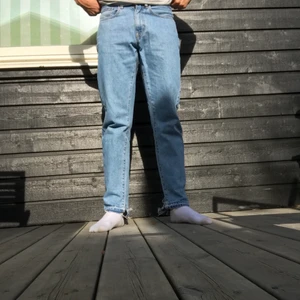 Jeans straight carlings - Använt fåtal gånger, köpt på killavdelningen på carlings. Kort slits. Neutral blå jeansfärg. Perfekt som ett basplagg i garderoben 