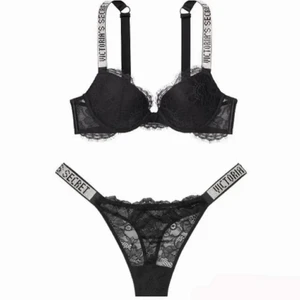 Bh och trosor - 🖤säljer nu mitt super snygga set då de inte kommer till användning för att dem inte passar mig🖤 Vädligt fint skick då jag aldrig har använt det🖤 trosorna är i S/M men passar S bättre och Bh:n är 75B🖤 verkligen så så snyggt set med det fina glitter detaljerna🖤 har ni några frågor eller är intresserad skriv gärna till mig privat🖤 direkt köp på 800kr annars 550kr + 50 = 600kr🖤 (OBS SÄLJER DET IHOP)🖤  uppskattar inte oseriösa köpare🖤