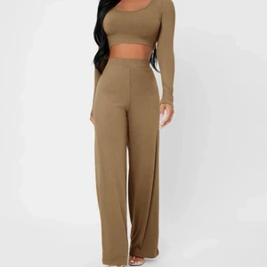 Sett  - Ett brunt sett med byxa och topp