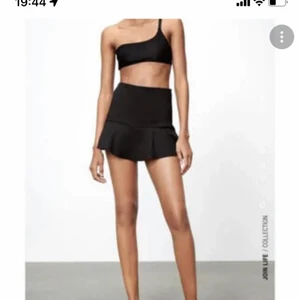 Skjol med minivolanger - Volangskjol från Zara i storlek S. Aldrig använd och borttagen från hemsidan.