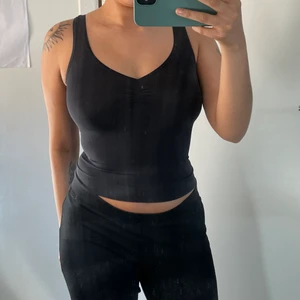 Stretchigt linne - Svart linne i nylon! Stretchig och åtsittande. (Köparen står för frakten ) 🌈