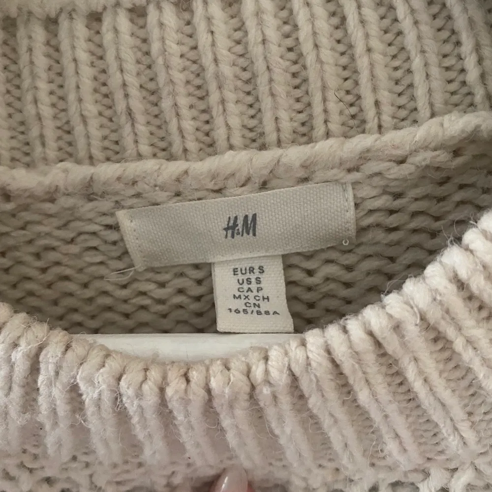 Såå fin randig stickad tröja ifrån H&M i storlek S, säljer eftersom jag har en liknande, köpte för 299kr, använd men i väldigt bra skick🤍 (priset kan diskuteras). Stickat.