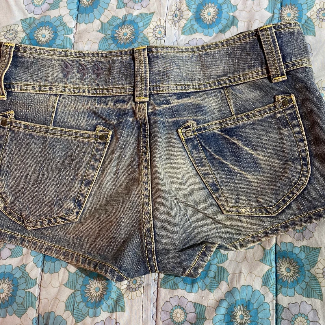 Low-waisted short shorts - 90