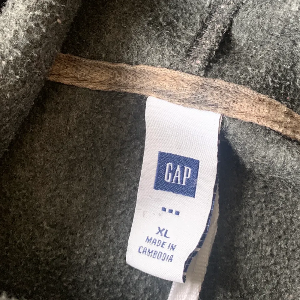 Gap hoodie 📏Size XL -Great condition!  -Vintage 🌏Worldwide shipping! -Write me a message if you have any questions or offers! Skriv om du har några frågor!    #gap #kanyewest #ye #hoodie #style. Hoodies.