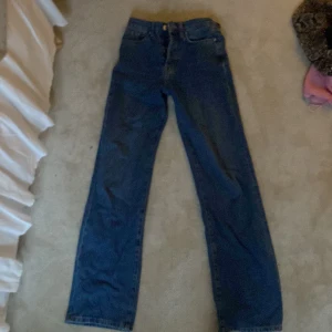 Mid rised jeans - Mid rised jeans från bikbok är i mycket bra skick