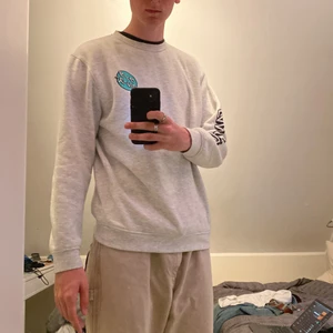 Santa Cruz Crewneck - En crewneck/sweatshirt från Santa Cruz som är Inköpt på Hollywood för 699. Lite i minsta laget för mig själv då jag gärna har XL men passar skitsnyggt om man gillar lite mer oversized kläder!!