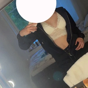 Vit korsett - Jätte vackert korsett linne som knappt är använd, mest provad. Från ONLY 🌸storlek XS men är ganska töjbar. Kunden bestämmer vilken frakt du vill ha🌸