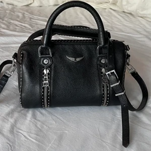 Zadig sunny XS - INGA SKAMBUD, INGA BYTEN!!  Säljer min fina zadig väska som inte kommer till användning längre då jag har många andra väskor. Modellen sunny xs och nypris ligger på 4200kr. Använd 3ggr så i helt nyskick därav priset, inga defekter. +99kr i fraktkostnad! 
