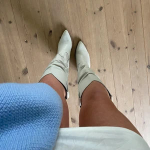 Cowboyboots - Slutsålda cowboyboots från Lazamani i strl 39! Använda endast två gånger så superbra skick💛 Perfekta till sommaren!! Köpta för 1 800kr