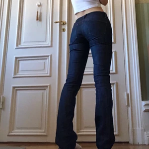 lågmidjade bootcut - säljer mina lågmidjade bootcut jeans från marc by marc jacobs, storlek 27. midjemått 78 och innerbenslängd 88! finns fler bilder i en annan annons i min profil ☀️
