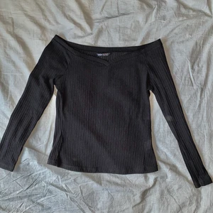 Ribbad tröja  - Oanvänd ribbad tröja i storlek XL men är mindre i storleken så passar även en storlek M-L. Det är en liten off shoulder modell.