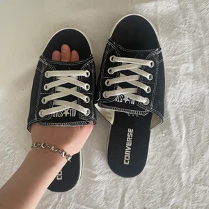Tofflor - Tofflor från converse, väldigt coola och unika. Passar en 39a men går även en storlek ner/upp. Som nya