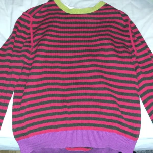 Tommy hilfiger tröja - Tröjan är helt ny och säljer pga ingen användning. Nypris: ca 250-300 säljer därför för 100. Priset går även att diskutera! Köparen står för frakt!!