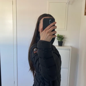 Parajumper - Parajumper jacka, väldigt lätt. Använd men i bra skick. Formar midjan fint.