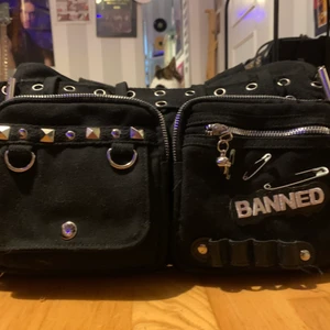 Svart axelväska - Köpt från blue fox för ett tag sen. Får plats en massa skit i den