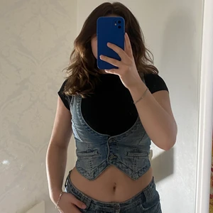 Jeans väst  - !!har en till liknande i min profil!! Detta är iaf en washed out jeansväst från H&M. Sitter typ som en korsett. Har små fickor och man kan adjusta den där bak!