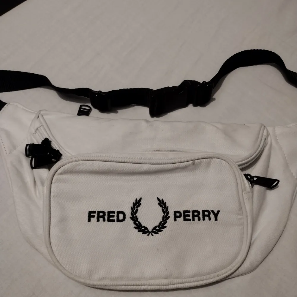 Fred Perry Mens Graphic Waist Bag . Embroidered branding. 100% polyester. Zip fastening main compartment and front pocket. Adjustable strap with clip. Size: 36x16x8cm approx.. Väskor.