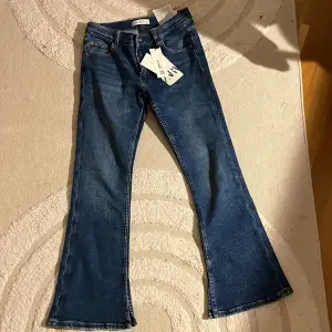 Säljer dessa Zara jeans på grund av att de tyvärr är i fel storlek, byxorna är helt oanvända. Original pris är 220 kr men säljer för 160 kr plus frakt.