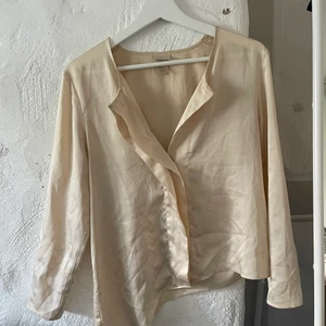 Beige silkes blus - Classy beige silkes blus från HM