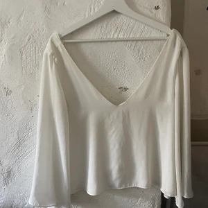 Vit blus Zara - En vacker vit blus med öppen rygg