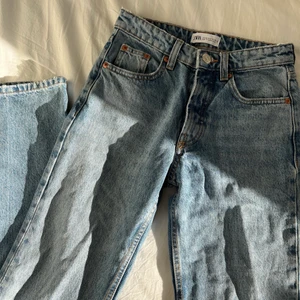 Zara midrise straight jeans - Ljusblåa midrise, straight jeans från Zara! Mycket fint skick men passar inte mig längre💞 strl 32 och passar mig på längden som är 169cm. 