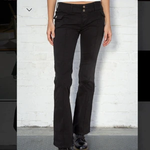 Svarta Agatha pants - Ett par skitsnygga svarta agatha pants från Brandy Melville, använda ett par gånger men passar tyvärr inte mig längre så måste sälja💕 Bra skick och inga defekter som jag vet om, möjligt lite skrynkliga men det kan styrkas. De är i storlek S/XS. Pris:200kr + frakt 66kr💕