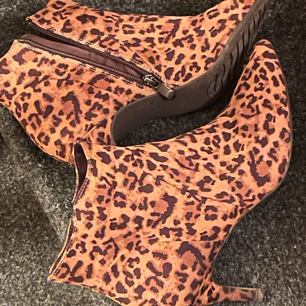 Tidslösa leopard mönster skor . Kengät.
