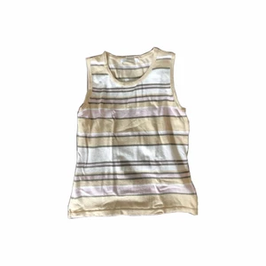 Randig y2k topp - Fin y2k topp som passar bra till sommaren. Säljer den då den inte kommer till användning. Lite nopprig så därav priset.