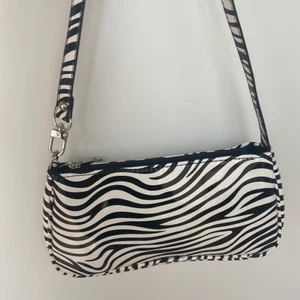 Zebra baguette väska  - Zebra mönster baguetteväska 🦓 har tröttnat på den så därför säljer jag den! Använd 4-5 gånger men fortfarande jätte bra skick. 25 kr