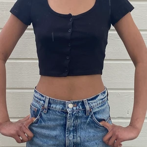 Söt crop rop med kanappar 💘 - Säljer denna snygga crop top ifrån H&M med små knappar på i nyskick. Köpte i sommras men säljer då den aldrig har kommit till andvändning. <3