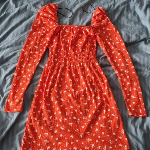 Söt klänning till sommaren XXS/XS - Klänning från HM i nyskick, strl XXS/XS. Köpt på plick men var tyvärr för liten och därav inga bilder på. Passar perfekt nu till sommaren, väldigt lätt material men inte genomskinlig. Står ej för ev frakt.