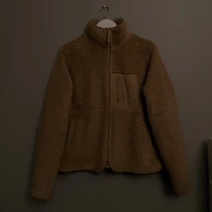 Bikbok Fleecejacka strl S - Hej, jag säljer nu min fleecejacka ifrån bikbok storlek S, då jag inte får användning för den längre. Jackan är varm o mysig i fint skick då den endast är använd 1 höst. Funkar superbra till vår o höst jacka - jackan sitter inte åt kroppen utan är något "over sized" superfin! Den är beige i färgen och är möjligtvis något ljusare i verkligheten. Mitt pris är 300 kr och då ingår frakten i priset ( frakten ligger på ca 100 kr ) skriv om ni har några funderingar 😇