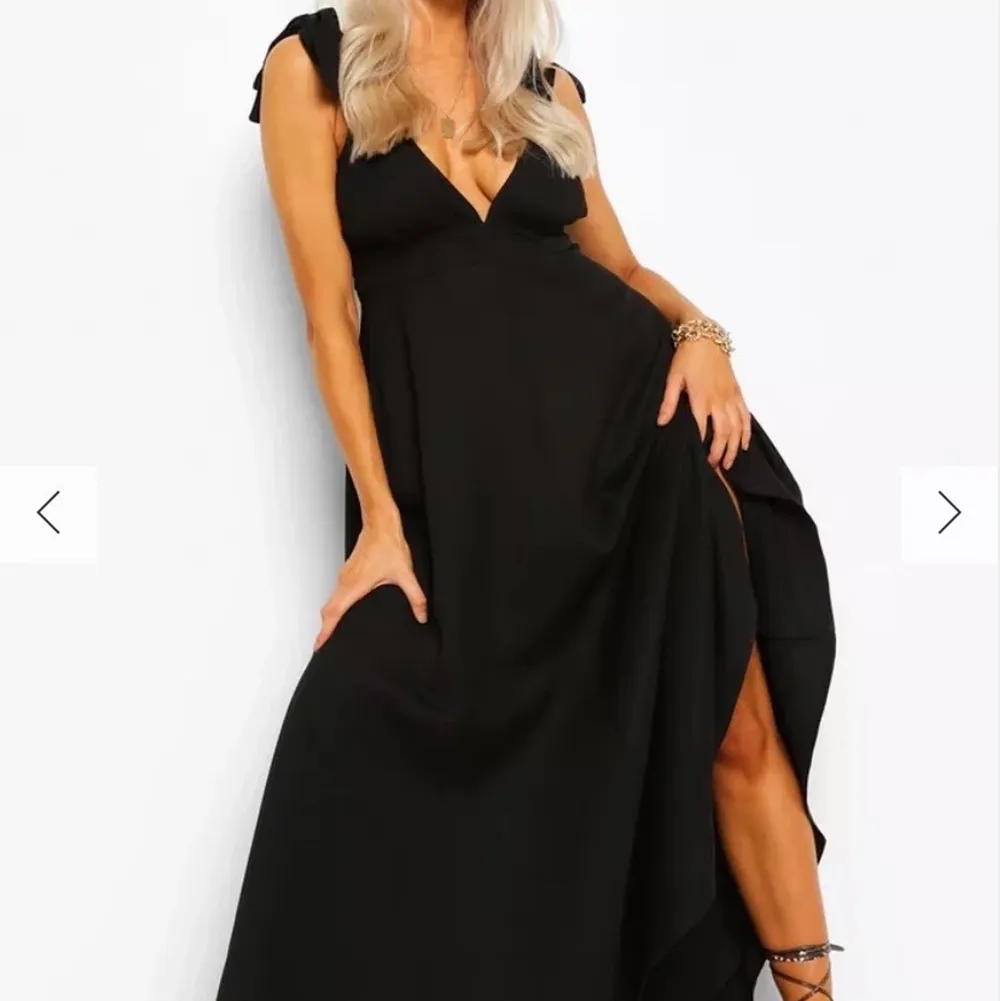 Säljer denna helt underbara svarta långklänningen. Den är aldrig använd, och har prislappar och allting kvar 💓. Klänningar.