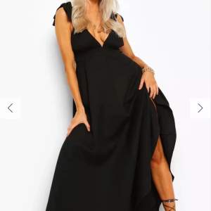 Säljer denna helt underbara svarta långklänningen. Den är aldrig använd, och har prislappar och allting kvar 💓