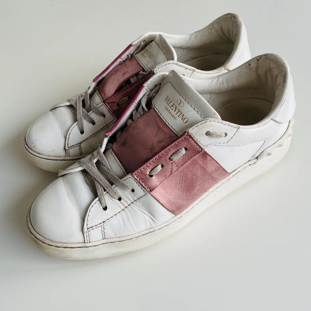 Klassiska Sneakers fr Valentino. Stl 39. Vita med rosa metallic Strip. Fräscha.. Skor.