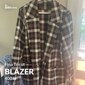 Blazer - Brun/vit/svart-rutig blazer från Gina Tricot i strl M. Väldigt fint skick, sparsamt använd. Har två fickor fram samt en knapp som man kan stänga den framtill. Nypris ca 900:- , säljes för 400:- . Finns i Västerås men kan skickas, köparen står för frakten. 