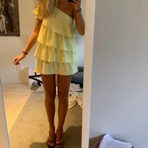 Gul volangklänning  - Säljer denna gula volangklänning i storlek S. Lånade bilder, skriv för att få egna bilder💕