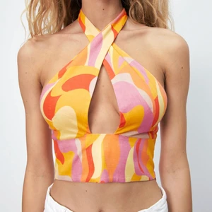 Populär topp från zara  - Dags att sälja min favorit topp. Hur söt ? Såldes slut direkt förra sommaren. Obs tar endast swish och fraktar endast paket :) 