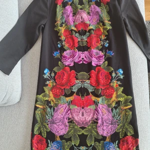 H&M DIVIDED, KLÄNNING, STORLEK XS - Storlek: xs ä, 3/4 arm, klänning, blommig, använd men är I bra skick, haft den ca 9 år