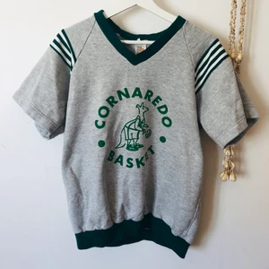 Vintage sweatshirt collegetröja - Vintage grå collegetröja i sweatshirtmaterial med korta ärmar, inte storleksmärkt men uppskattningsvis strlk s-m. 