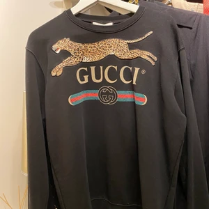 Gucci Hoodie - Säljer nu min Gucci Hoodie som jag fick av min flickvän! Ca 1 år gammal och väldigt sparsamt använd! Storlek Large