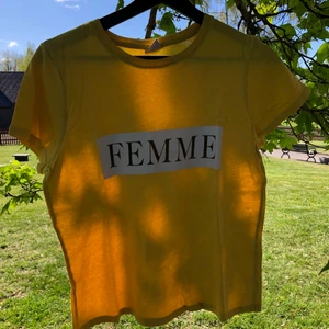 T-shirt från Gina i storlek S. - En gul T-shirt från Gina Tricot med tryck på framsidan i storlek S.