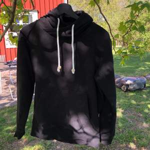 Svart hoodie från FSBN med ficka, snörad luva samt resår i ärmar och midja. Är i storlek S, men passar även en mindre M.