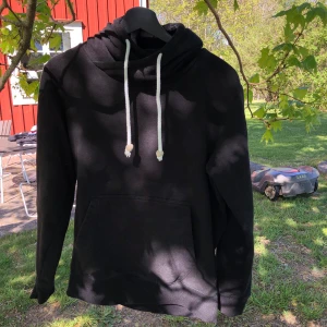 Hoodie från FSBN i storlek S. - Svart hoodie från FSBN med ficka, snörad luva samt resår i ärmar och midja. Är i storlek S, men passar även en mindre M.