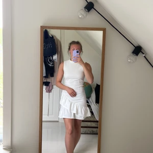 Vit klänning stl 36 - Säljer skolavslutningsklänning/ studentklänning. Kan mötas i Stockholm eller frakta. Fraktkostnad tillkommer.