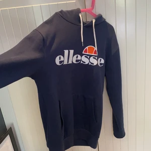 Ellesse hoodie - Använd typ 1 gång så frf i nyskick. Passar s/m