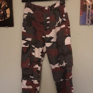 Cargobyxor - Cargobyxor med militärmönster. Sitter jätteskönt och fint, lite slitna men fortfarande snygga!