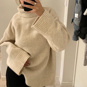 Stickad beige tröja - Säljer denna otroligt fina sköna beige tröjan från h&m, nyskick! Hör av er vid frågor eller fler bilder🙌🏼💕 frakten tillkommer😍