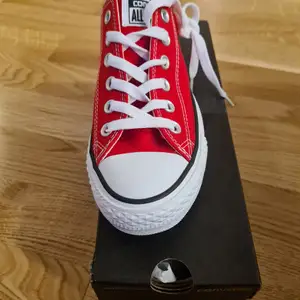 Convers skor i färgen röd